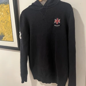 Morris Hoodie - Skitsnygg Morris hoodie i väldigt bra skick, inga tecken på tidigare användning.  Storlek: S