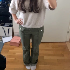 H&M gröna jeans - Jätte fina h&m gröna jeans som inte kommit till användning. Inga defekter💗skulle säga att de är små i storleken.