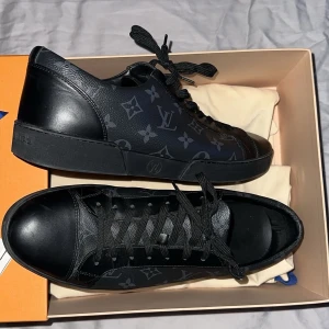 Louis Vuitton ”Match-Up” Skor - Säljer mina Louis Vuitton Match-Up sneakers. Skicket är 8/10, inga märkbara skador utan endast använda. Storlek 44/45. Går ej att köpa längre från Louis Vuitton, så se till att slå till på ett unika par skor. Kvitto finns. Extra skosnören tillkommer.  