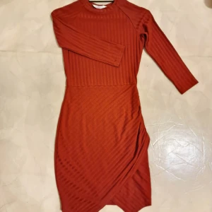 Red dress - Red dress. Stretch.