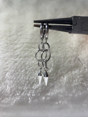 Layerd hoop earrings with curved stud  - Dessa örhängen är till största dels gjorda av rostfritt stål vilket innebär att de förmodligen inte förstörs om de kommer i kontakt med vatten och allmänt håller längre. Rostfritt stål ändrar inte färg som att ndra material ,perfekta för vardaglig användn