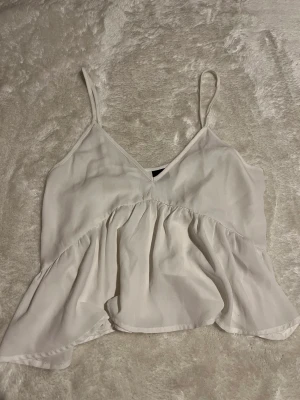 Topp - Söt topp från Gina tricot  Sparsamt använd, mycket bra skick. Passar XS-M