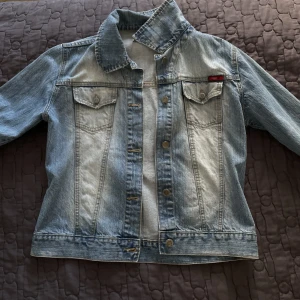 Jeans Jacka Only - Jeans jacka, ganska liten i storleken den är XL men är mer som en S/M. Ganska bra skick