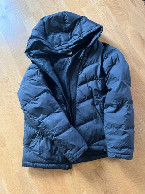 Vinter jacka  - Säljer denna snygga vinterjackan då den knappast kommer till användning, den är väldigt varm och bekväm🩷köpte den för 999kr