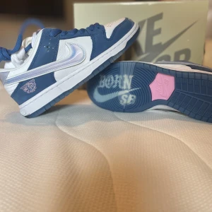 Nike dunk sb low BORN X RAISED  - Många spekulerar om att det är “sneakers of the year”. Väldigt bra detaljer i skorna och väldigt unika!  Det var 5 par från streetlab i Malmö som såldes DS med box. Lyckades få det sista paret.  Allt orginal finns samt kvittot!   Hojta till vid frågor! 