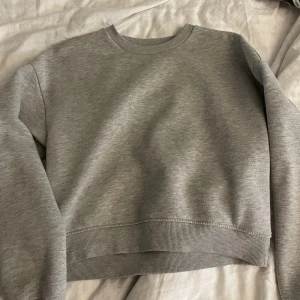 Sweatshirt - Säljer min gråa sweatshirt ifrån Young Gina. Tyvärr är den för liten för mig. Slt 158/164.