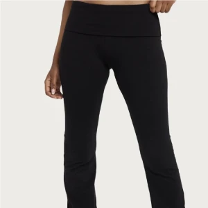 Yoga pants - Säljer exakt likadana byxor som på bilden bara att dom är ribbade🥰Säljer för att de inte kommer till användning💓Kontakta om du vill ha bilder! 