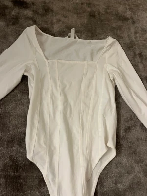 Body  - Vitt tröja i body form i storlek XS , (ALDRIG ANVÄND) 