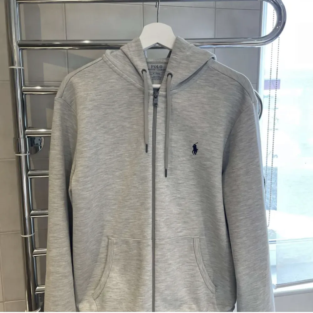 Säljer nu min gråa Ralph lauren Zip hoodie , orginal priset ligger på 1800kr och skicket är som ny (PRISET ÄR INTE HUGGET I STEN). Hoodies.