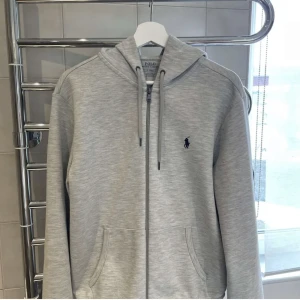 Polo Ralph lauren hoodie - Säljer nu min gråa Ralph lauren Zip hoodie , orginal priset ligger på 1800kr och skicket är som ny (PRISET ÄR INTE HUGGET I STEN)