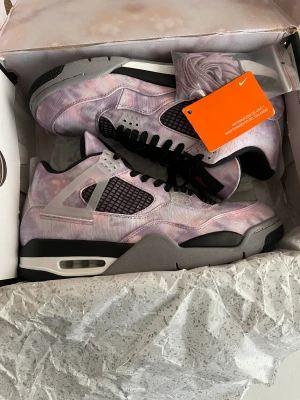 Jordan 4 retro zen stl 46 - Säljer ett par nya jordan 4 retro zen i storlek 46. Skorna är köpta i 🇵🇹.  StockX pris för dessa i den storlek ligger på 288$ .  PRISET EJ HUGGET I STEN ❗️❗️❗️