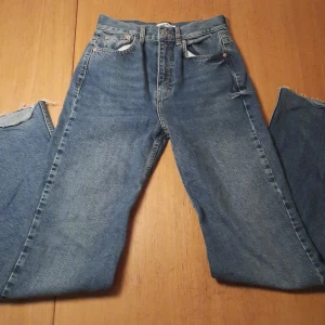 Pull & bear jeans - Highwaisted jeans från pull & bear. Väldigt bra kvalitet och knappast använda. 
