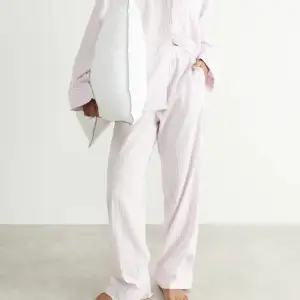 Super fina pyjamasbyxor från Gina, helt slutsålda både på hemsidan och i alla butiker. Byxorna är aldrig använda!!🩷🩷🩷