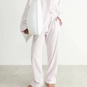 Pyjamasbyxor  - Super fina pyjamasbyxor från Gina, helt slutsålda både på hemsidan och i alla butiker. Byxorna är aldrig använda!!🩷🩷🩷