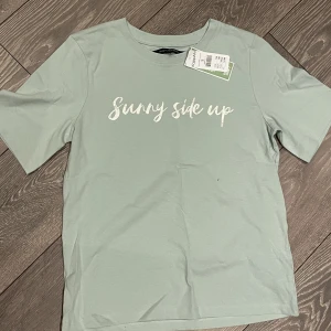 KappAhl T-shirt S - Säljer en aldrig använd T-shirt från Kappahl st: S