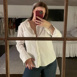 Vit Skjorta - Vit pösig skjorta. Endast använd fåtal gånger, mycket bra skick. Nypris ca 250kr.