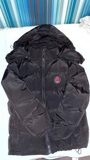 trapstar  - trapstar jacka köpt på stock finns kvitto. använd 4 gånger ungefär. säljs på grund av att den är lite för puffig för mig. kvitto finns