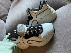 Acne studios sneakers - Vita rockaway acne studios sneakers i str 38 (jag skulle säga att dem passar mer en 39a). Väl använda med rispor och stryklor 