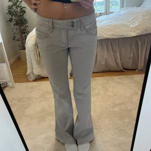 Superfina gråa lågmidjade Bootcut jeans. Innebenslängden är 79 cm och midjemåttet är 78 cm. Skriv för fler bilder😊