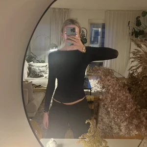 Intimissimi tröja i cashmere - Säljer min väldigt fina Intimissimi tröja i marinblå/mörkblå, utan några defekter! Använd ett fåtal gånger, storlek small. Obs färgen framgår bättre i andra bilden 🤍