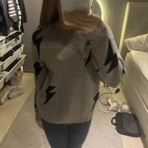 Stickad tröja - Väldigt fin stickad tröja från shien, materialet är super mjukt för att vara från en billig hemsida. Pris kan diskuteras! Köparen står för frakten.🤍