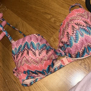 Multifärgad Bikinitopp - Säljer denna superfina bikinitoppen. Storlek 80C