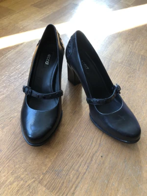 Ecco högklackat  - Ecco högklackat svart läder. Stl 40. Ca 6 cm klack, använda inne obetydligt 