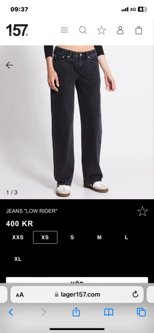Svarta lager 157 jeans - Säljer mina svarta lager 157 jeans för de inte passar längre, knappast använda. Lite slitna längst ner💕