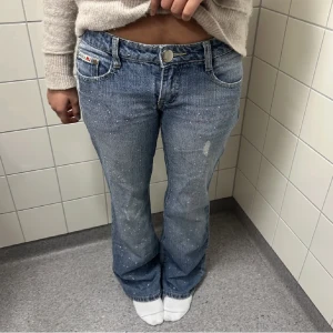 Lågmidjade jeans - Super snygga lågmidjade jeans med färgsplitter. Säljer även ett annat par super fina lågmidjade jeans