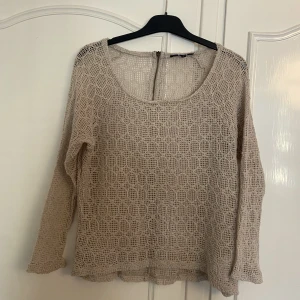 Beige grunge tröja  - En beige tröja(typ?) från Bik-Bok. Storlek M, men jag skulle säga att den passar S bättre!