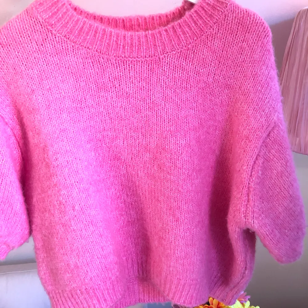 Säljer denna stickade tröja med korta armar. Den är i en jätte fin rosa färg och känns inte sticksig alls. Tröjan är från zara och är i storlek S.🥰Priset går att diskutera!🌸⭐️. Tröjor & Koftor.