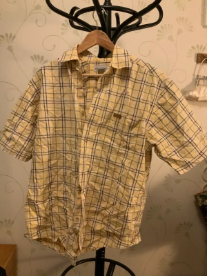 Carhartt skjorta  - Elegant Carhartt skjorta i storlek M. Finns få tecken på slitage, ett litet hål finns. Skriv för bild. Kan möta upp men även frakta!