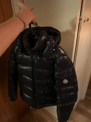 Moncler maya jacka  - Storlek 3 marinblå skick 9/10 som ny. Intressekoll 