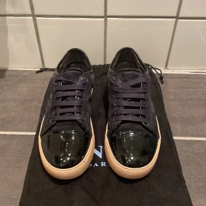 Lanvin - Säljer nu mina lanvins i storlek uk 6 40-41! Skorna är i cond 8/10-lite missfärgad sula bara, dustbag ingår! Hör av dig vid fler frågor!