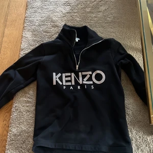 Kenzo Paris half zip - Kenzo tröja i Fint skick använd bara några gånger i storlek S!