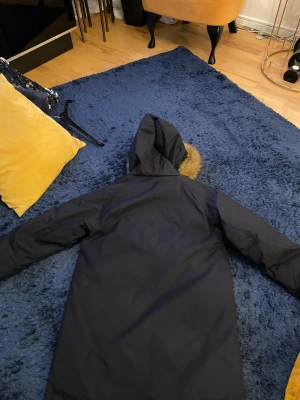 Everest jacka storlek xs  - Hej, Den här jackan är i storlek XS. Och säljes för 500kr. Den är använd en gång och är väldigt bra. För vidare kontakt kontakta mig här eller på 0739391975