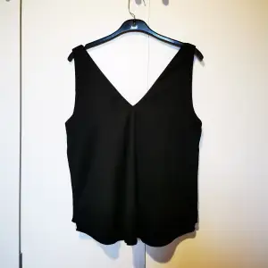 Top from Gina Tricot size 34, but also fits a 36/38. Worn only once. Excellent condition  