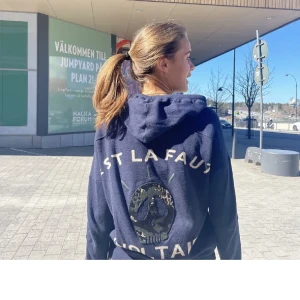 Zadig zip up - Intressekoll på världens skönaste och snyggaste tröja då jag inte använder den så mycket längre🌟Den är verkligen perfekt nu till hösten och vintern! Inga defekter💘💘 Nypris runt 3000kr, skicka prisförslag!💕⭐️💕