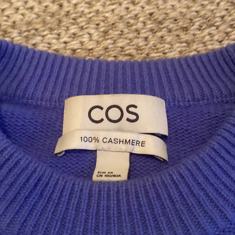 Säljer min blå/lila COS tröja för att den inte kommer till användning längre 100% cashmire skriv privat för fler bilder💗. Tröjor & Koftor.