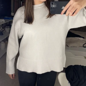 Zara tröja - En super fin tröja från zara inga defekter och knappt använd 