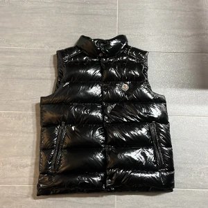 Moncler väst - Skick 9/10 Nypris 10 000