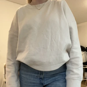 Arket Sweatshirt - Perfekt oversized sweatshirt från Arket i storlek S. Sitter som på bilden på mig som burkar ha 36/38 i toppar. Sparsamt använd så i väldigt bra skick. Skicka meddelande vid frågor😊
