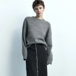 Stickad tröja  - grå stickad tröja från zara som är helt oanvänd! köparen står för frakten! 