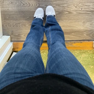 Lågmidjade jeans - Lågmidjade utsvängda jeans från Lindex i strl 36, ursnygga och perfekt färg