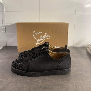 Louboutin  - Ett par Louboutin (black) skor i storlek 42,5 men passar 43/43,5. Dom är i 7,5/10 skick, det är en spik är lite skadad. Kommer med Christian Louboutin replacement box och dustbag. Hör av er vid frågor