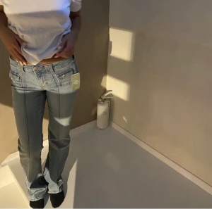 Hm jeans - Säljer de här fina slutsålda hm jeansen, de är lite slitna längst ner men det syns inte på mig när jag har på den. Skriv för fler bilder💕