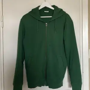 Hej, jag säljer nu denna gröna zip hoodie från weekday. Tveka inte att skriva till mig om du har några frågor eller funderingar.
