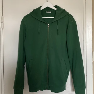 Grön zip hoodie - Hej, jag säljer nu denna gröna zip hoodie från weekday. Tveka inte att skriva till mig om du har några frågor eller funderingar.