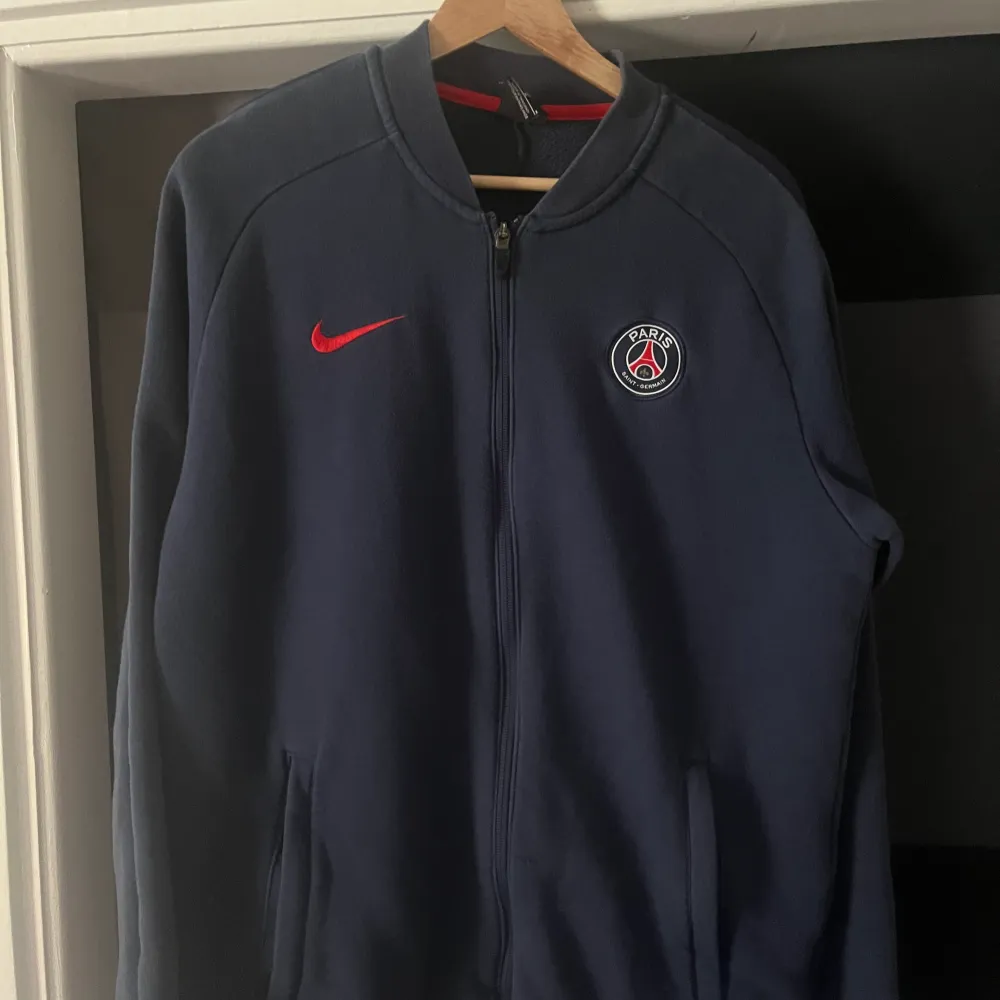 Säljer min psg zip up för att jag inte använder den längre skick 9/10. Hoodies.