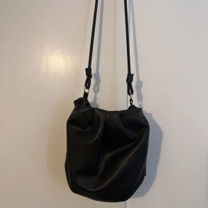 Svart väska från Lindex  - fint väska från Lindex, använd bara två gången.